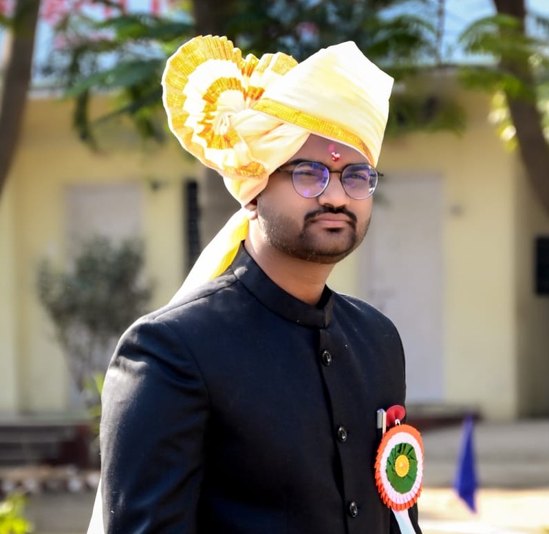 अधिकाऱ्यांचा फोटो